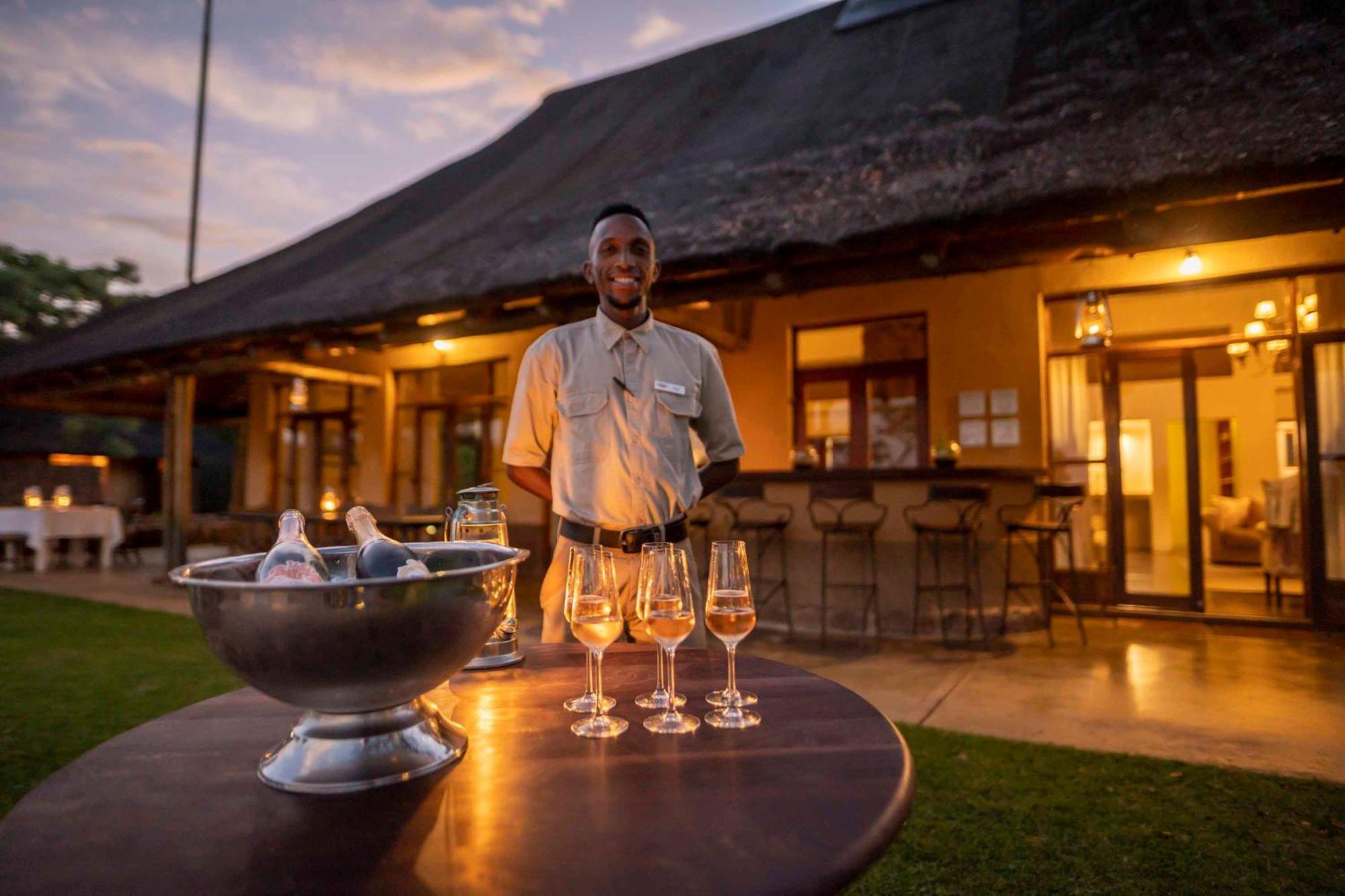 Ekuthuleni Lodge Strand Bagian luar foto